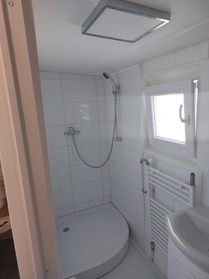 Apartament Hi-bp Garden Batsanyi Tiny House Near The Train With Free Parking