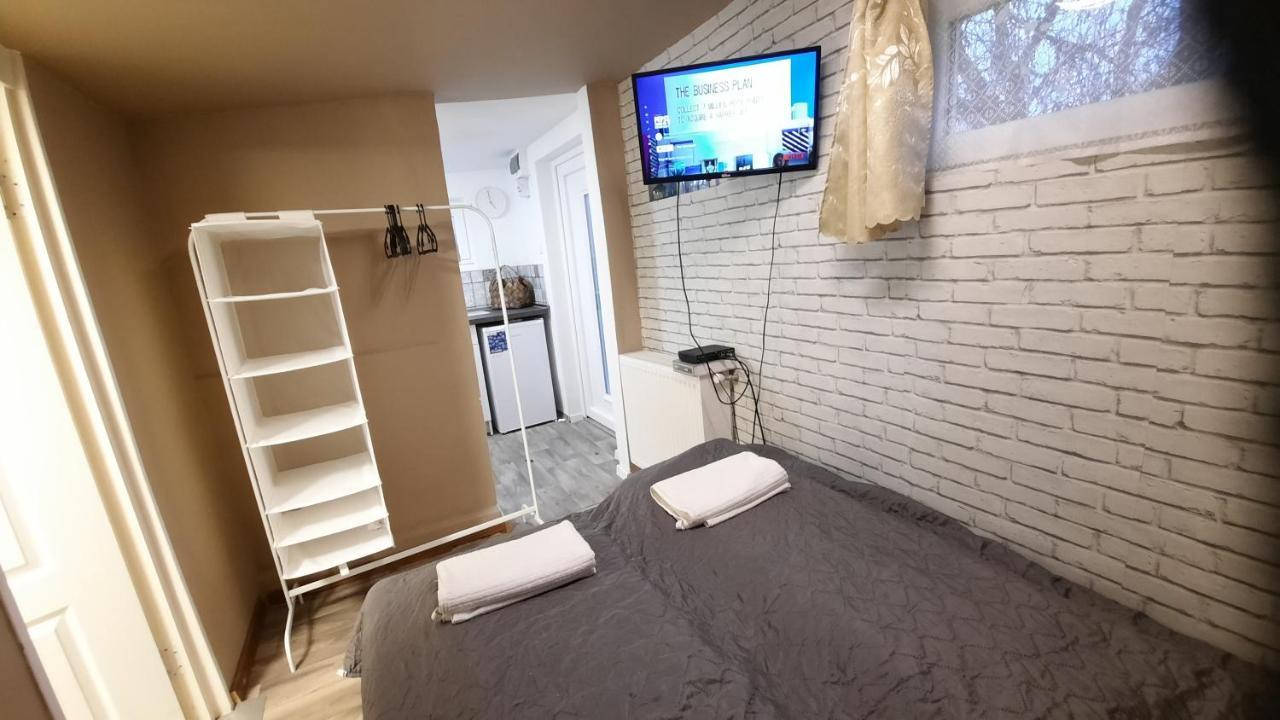 Apartament Hi-bp Garden Batsanyi Tiny House Near The Train With Free Parking *